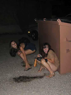 Ragazze ubriache pisciano N.2