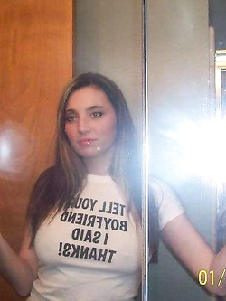 Bella topa tettona si autofotografa nuda