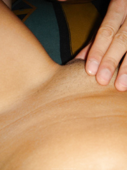 Gnocchetta depilata scopa con fidanzato cornuto