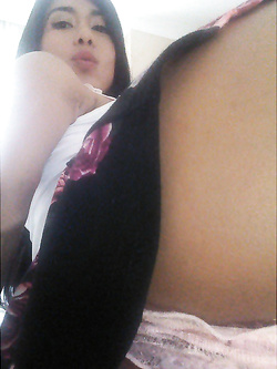 Selfie nuda di una troietta mezza asiatica