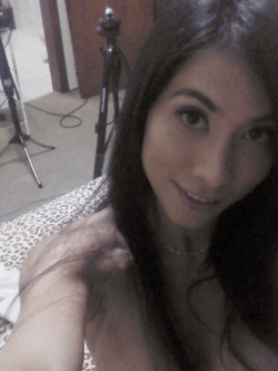 Selfie nuda di una troietta mezza asiatica