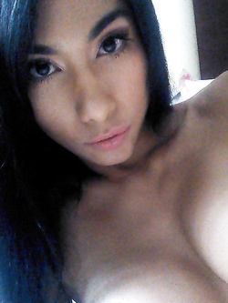 Selfie nuda di una troietta mezza asiatica