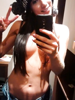 Selfie nuda di una troietta mezza asiatica