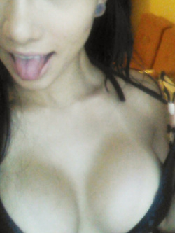 Selfie nuda di una troietta mezza asiatica