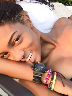 Selfie di una super figona mulatta