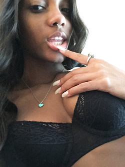 Selfie di una super figona mulatta