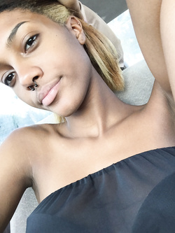 Selfie di una super figona mulatta