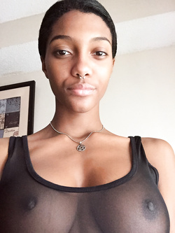 Selfie di una super figona mulatta