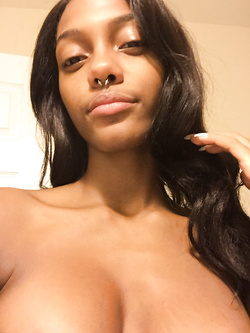 Selfie di una super figona mulatta