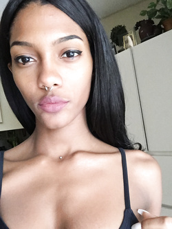 Selfie di una super figona mulatta