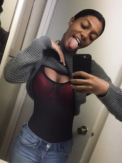 Selfie di una super figona mulatta