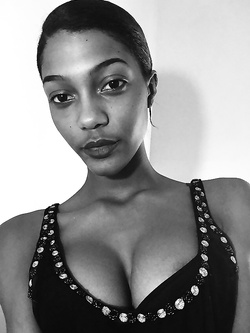 Selfie di una super figona mulatta