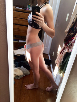 Autoscatti amatoriali sexy di una 18 enne