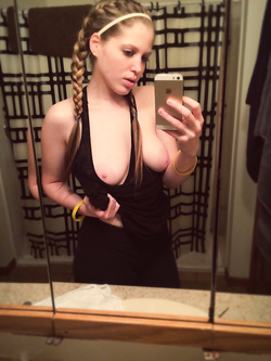 Selfie di una troietta inglese tettona