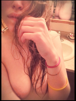 Selfie di una troietta inglese tettona