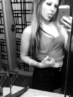 Selfie di una troietta inglese tettona