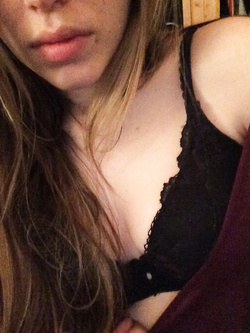 Selfie di una troietta inglese tettona