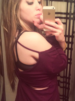 Selfie di una troietta inglese tettona