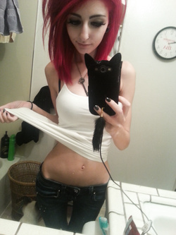 Troietta emo si fa i selfie mentre si masturba