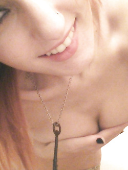 Troietta emo si fa i selfie mentre si masturba