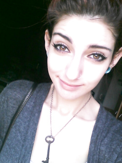 Troietta emo si fa i selfie mentre si masturba