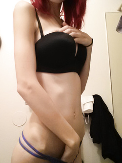 Troietta emo si fa i selfie mentre si masturba