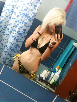 Troietta emo si fa i selfie mentre si masturba