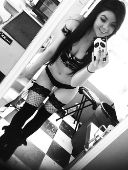 Autoscatti hot di una 19enne in lingerie