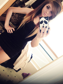 Autoscatti hot di una 19enne in lingerie