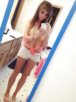 Autoscatti hot di una 19enne in lingerie