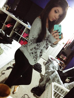 Autoscatti hot di una 19enne in lingerie