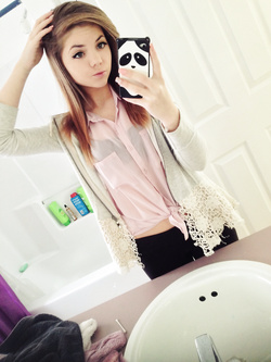 Autoscatti hot di una 19enne in lingerie