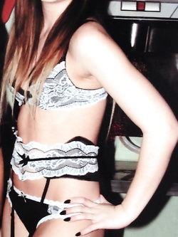 Autoscatti hot di una 19enne in lingerie