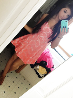 Autoscatti hot di una 19enne in lingerie