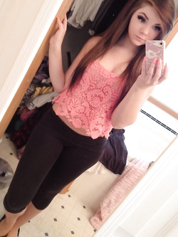 Autoscatti hot di una 19enne in lingerie