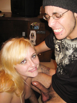 Puttanella ubriaca bionda tatuata fa pompino