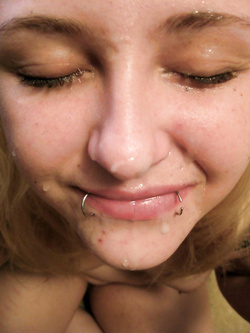 Puttanella ubriaca bionda tatuata fa pompino