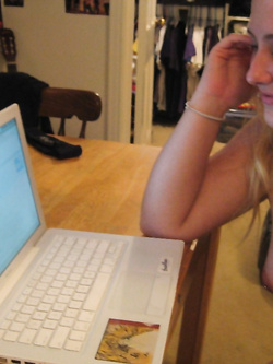 Puttanella ubriaca bionda tatuata fa pompino