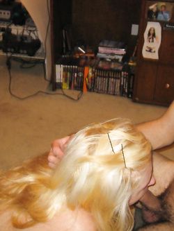 Puttanella ubriaca bionda tatuata fa pompino