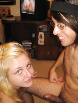 Puttanella ubriaca bionda tatuata fa pompino