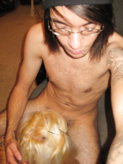 Puttanella ubriaca bionda tatuata fa pompino