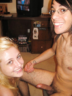 Puttanella ubriaca bionda tatuata fa pompino