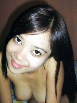 Foto di una troietta indocinese nuda