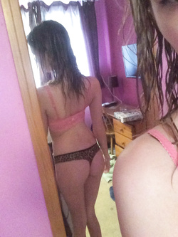 Foto di una 19enne rubate da Whatsapp