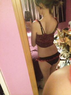 Foto di una 19enne rubate da Whatsapp