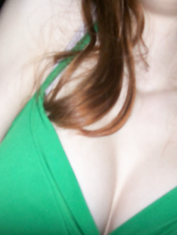 Piccola troia rossa ha voglia di cazzo