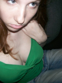 Piccola troia rossa ha voglia di cazzo