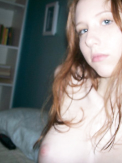 Piccola troia rossa ha voglia di cazzo