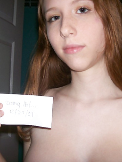 Piccola troia rossa ha voglia di cazzo