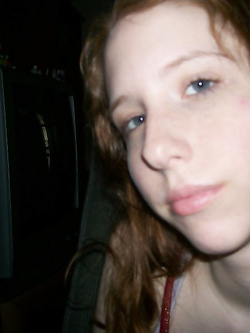 Piccola troia rossa ha voglia di cazzo